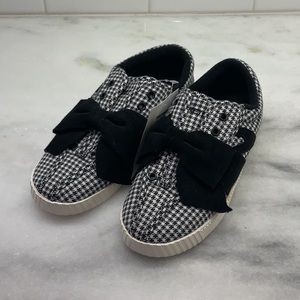 Women’s size 6 slip on sneakers